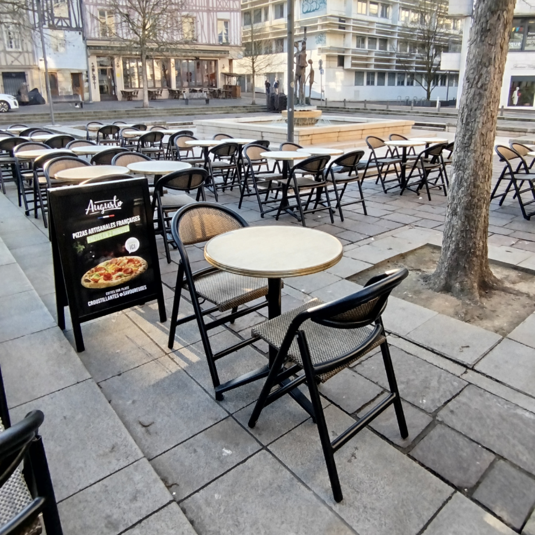 Des chaises de terrasse élégantes pour le bar Les Floralies à Rouen