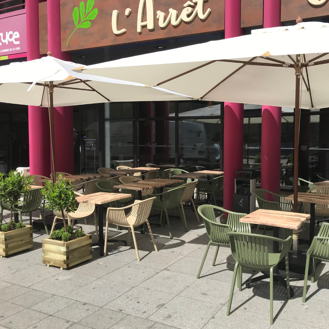 Une terrasse accueillante pour L’Arrêt Gourmand à Rouen