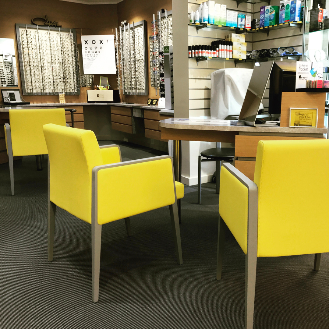 Des fauteuils confortables chez un opticien au Havre