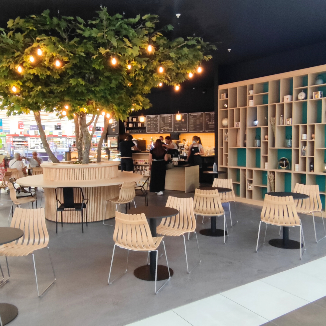 Aménagement d’une terrasse intérieure pour Colombus dans une galerie marchande : confort et design au rendez-vous