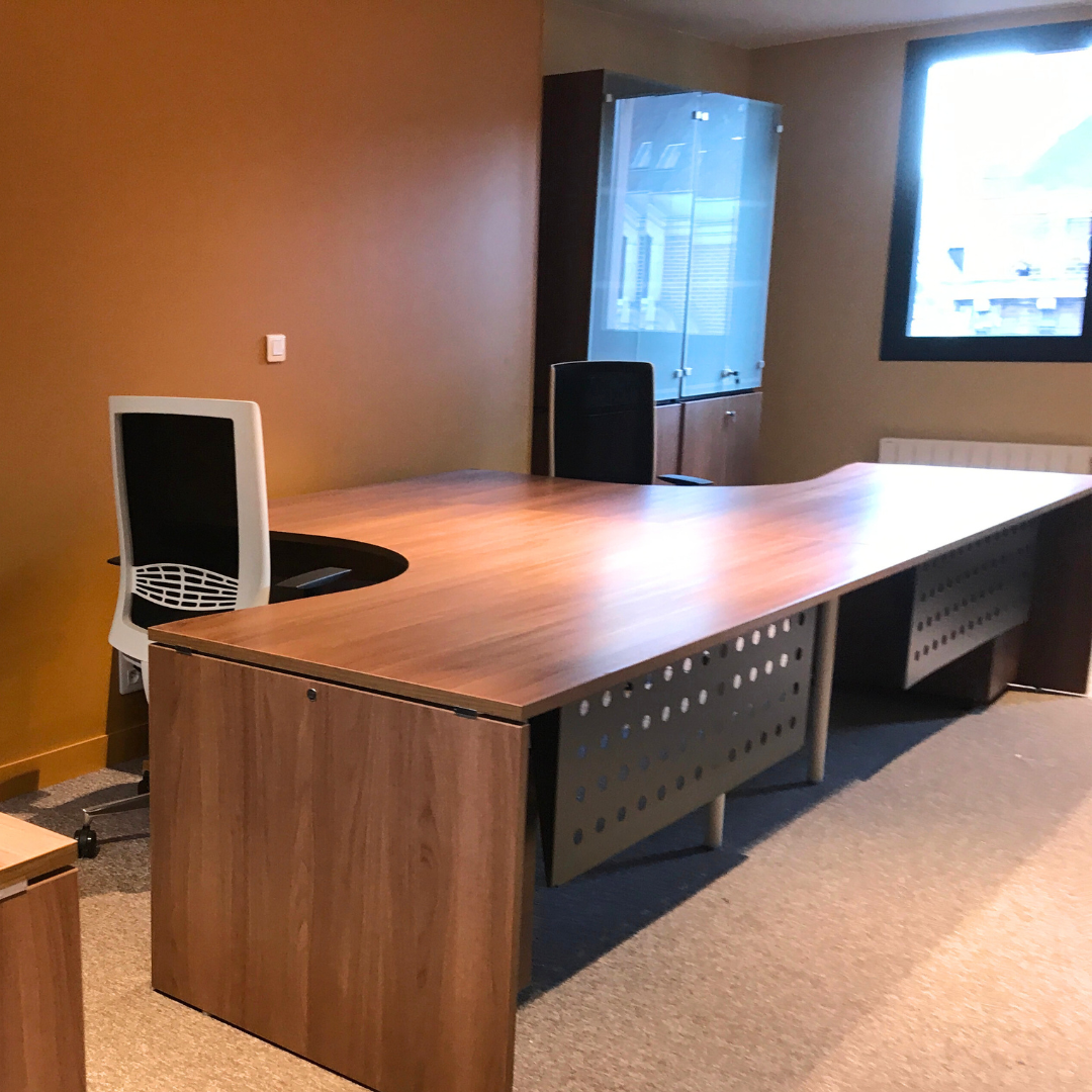 Un aménagement de bureau chaleureux et fonctionnel grâce au mobilier en bois